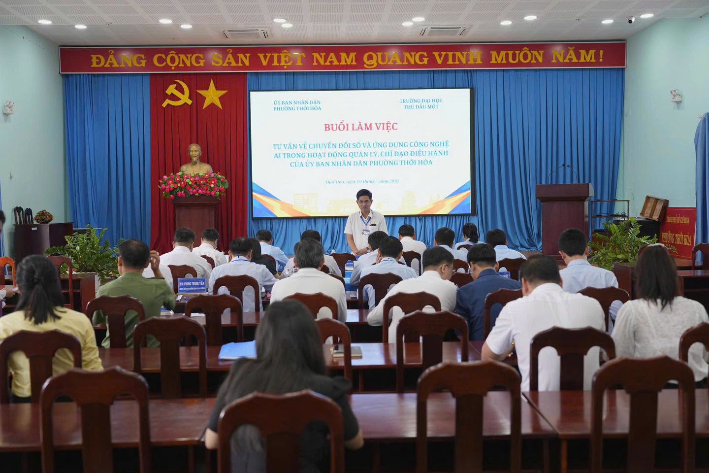 Trường Đại học Thủ Dầu Một tư vấn chuyển đổi số và ứng dụng AI tại phường Thới Hòa